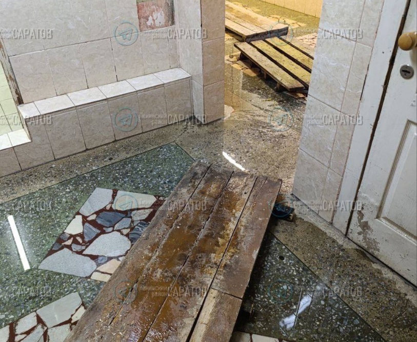 Саратовскую поликлинику залило нечистотами